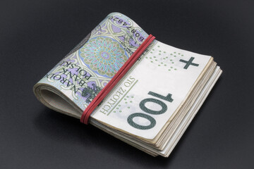 Pieniądze, Polskie złotówki, banknoty spięte gumką.