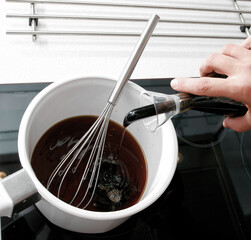 Preparación de salsa,chef. Preparation of sauce, chef.