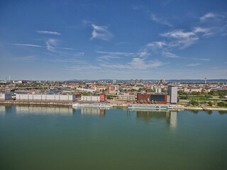 Blick auf den Rhein zwischen Ludwigshafen und Mannheim