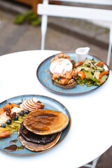 food, bread, eating, sandwich, meal, hand, chef, plate, burger, hamburger, breakfast, cooking, hungry, cake, holding, hands, cook, kitchen, dinner, lunch, eat, restaurant, diet, delicious