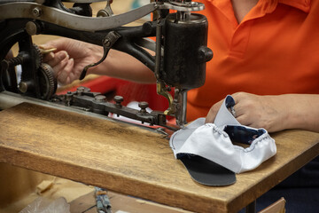 日本の伝統工芸の足袋をつくっている職人の手元