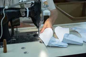 日本の伝統工芸の足袋をつくっている職人の手元