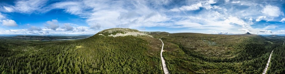 Obraz premium Breathtaking Aerial 360 panorama of national park Nipfjället and Städjan mountains, featuring lush forests and expansive landscapes under a vibrant sky in Idre, Dalarna Sweden.