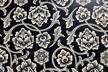 Schwarz-weiße Retrotapete mit Blumenranken