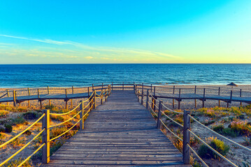 Obraz premium Hölzerner Gehweg an der Atlantikküste bei Albufeira/Algarve Portugal
