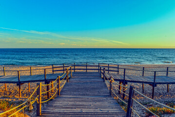 Obraz premium Hölzerner Gehweg an der Atlantikküste bei Albufeira/Algarve Portugal