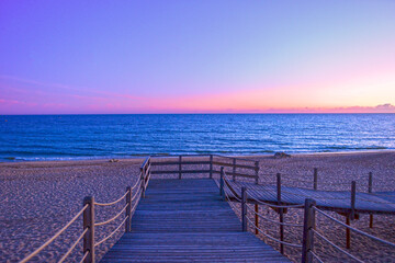 Fototapeta premium Hölzerner Gehweg an der Atlantikküste bei Albufeira/Algarve Portugal