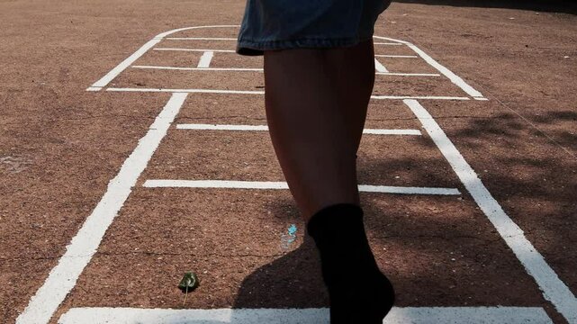Sabangchigi is a traditional Korean game where stones are thrown on a board drawn on the ground.사방치기는 땅에 놀이판을 그려 놓고 돌을 던지는 한국의 전통 놀이입니다.