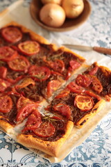 tarte au pesto, oignon confit et tomate fraîche