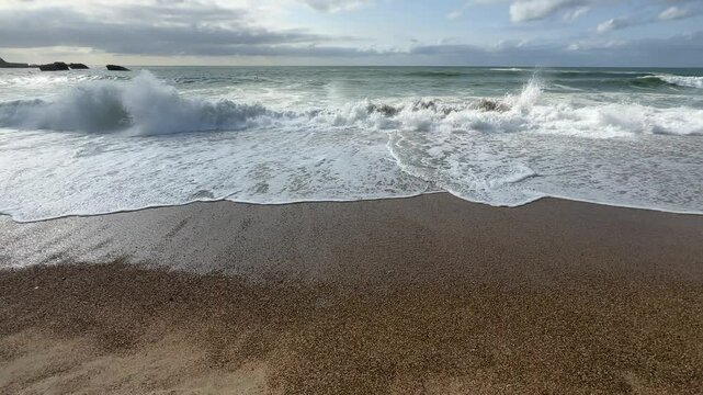 Olas y surf en la playa