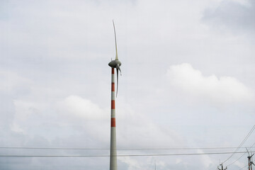 Obraz premium Kharedi, Gujarat, Indian-08-08-2024: Sustainable Energy: Wind Turbines as a Central Component in Agricultural Settings