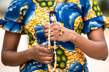 Modlitwa na różańcu © Trip