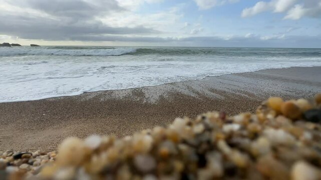 Olas y surf en la playa