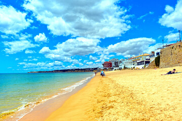 Fototapeta premium Badestrand in Armação de Pêra, Algarve (Portugal)