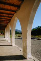 Obraz premium An afternoon stroll along the historic architecture of a quaint railway station in the countryside