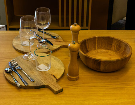 Mesa de comedor con utensilios y tablas de madera