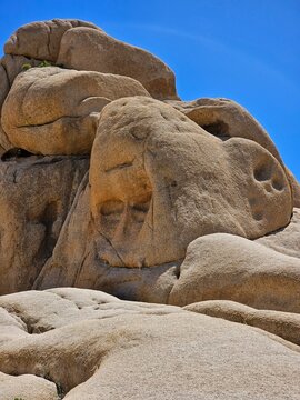 Creepy faces carved in the rocks in the USA 