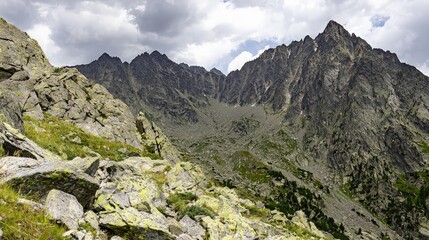 Obraz premium Majestic Mountain Peaks in the Pyrenees