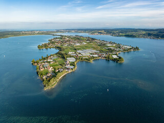 Luftbild von der Insel Reichenau im Bodensee von Westen gesehen