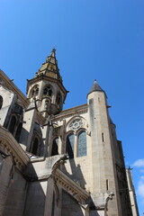 Semur-en-Auxois : collégiale Notre-Dame vue depuis la rue Notre Dame