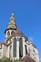 Fototapeta premium Semur-en-Auxois : chœur et clocher de la collégiale Notre-Dame vus de l'extérieur