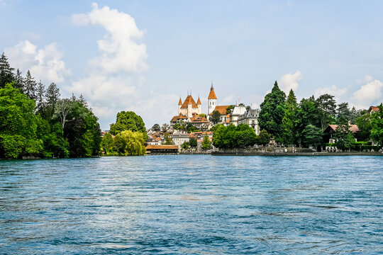 Thun, Schloss, Stadtkirche, Thunersee, 
Aarequai, Holzbr&uuml;cke, Aare, Uferweg, Schifffahrt, Wanderweg, Stadt, Altstadt, Berner Oberland, Alpen, Sommer, Schweiz