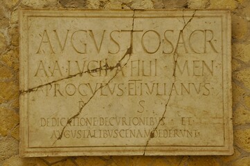 Inscripción a la entrada del templo de los Augustales en Herculano