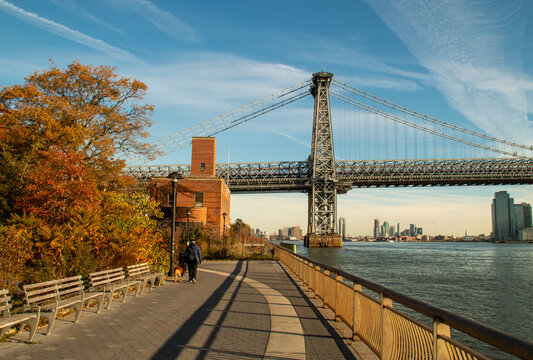 Paseo mar&iacute;timo junto al parque John V. Lindsay East River en Manhattan. Vista hacia el norte con el puente Williamsburg, el r&iacute;o Este y al fondo rascacielos de Long Island amaneciendo. Nueva York, 2019