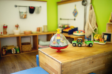 Spielzimmer mit Spielkarussell in den Vordergrund.
