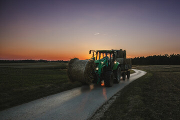 Traktor wiozący słomę © Piotr