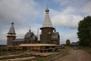 Fototapeta premium Russia Arkhangelsk region, Kargopolye, Kiprovo, wooden church on a cloudy summer day