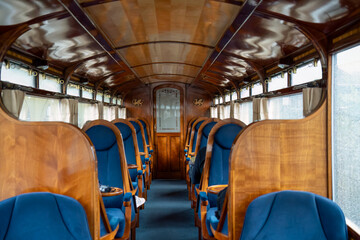 Obraz premium the beautiful hand-finished interior of a vintage steam train carriage 