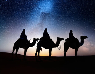 Los tres reyes magos viajando hacia Bel&eacute;n al nacimiento de Jes&uacute;s