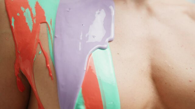 Katta kokrak va dekolte Men erimni ikki qulga aylantirdim (porno videolar)