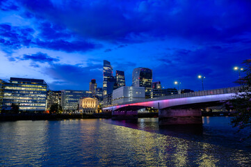 Fototapeta premium Vista da ponte de Londres na hora azul durante verão de Londres.