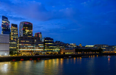 Vista da ponte de Londres na hora azul durante verão de Londres.