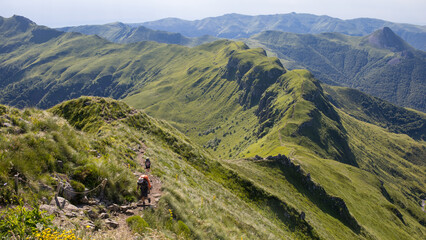 Randonneur en été dans le Cantal, sentier de randonnée entre le Puy Mary et la brèche de...