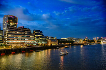 Vista da ponte de Londres na hora azul durante verão de Londres.