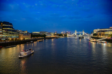 Vista da ponte de Londres na hora azul durante ver&atilde;o de Londres.