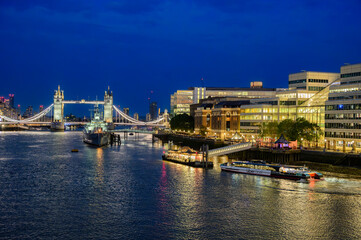 Fototapeta premium Vista da ponte de Londres na hora azul durante verão de Londres.