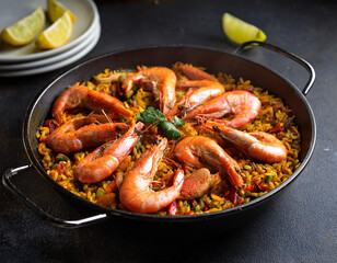 Paella con camarones 