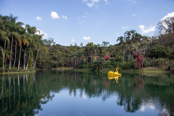 Lagoa refletindo o c&eacute;u