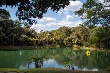 Lagoa refletindo o c&eacute;u