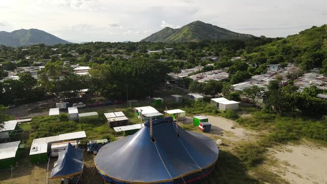 Paisaje urbano desde el aire, con carpa de circo