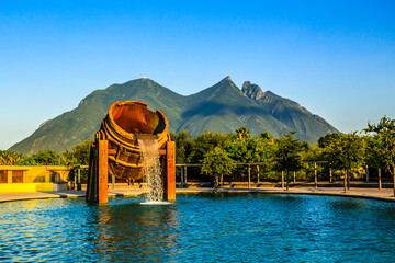 Fuente Crisol y Cerro de la Silla y 