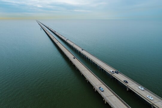 Traffic over the Lake Pontchartrain Causeway Bridge, New Orleans, Louisiana, United States of America.