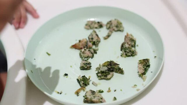 Descubriendo Sabores: Beb&eacute; Disfrutando Hamburguesa Vegana