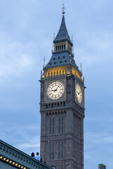 Obraz premium View of Big Ben time clock atop Elizabeth Tower in London, England at dusk