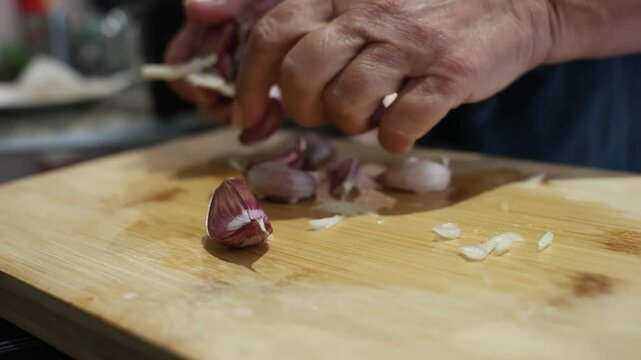 Ajo en Acci&oacute;n: Manos Desmenuzando Dientes de Ajo para Sabores Intensos