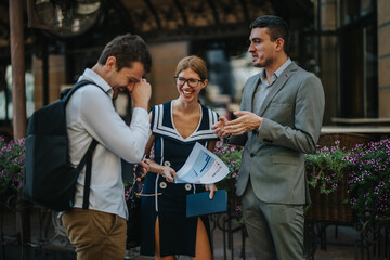 Obraz premium Group of businesspeople meeting outdoors, discussing sales and marketing strategies. They are analyzing reports and experiencing a moment of laughter during their professional interaction.